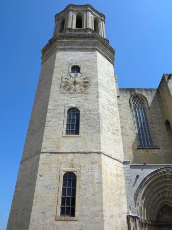 Foto de Girona, España, 8 de julio de 2023: Fachada principal de la catedral de Girona y primer plano de estilo gótico Catedral medieval de Santa María en el casco antiguo de Girona - Imagen libre de derechos