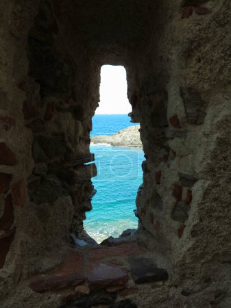 Foto de Una vista del mar a través de la escapatoria de una fortaleza medieval en la parte sur del Colliure, Francia - Imagen libre de derechos