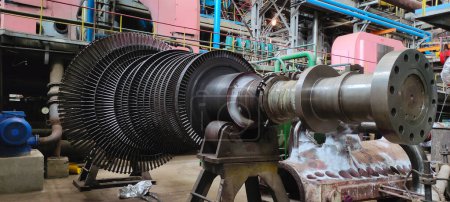 Foto de Turbina de vapor desmontada en proceso de reparación y generador eléctrico en una central eléctrica - Imagen libre de derechos