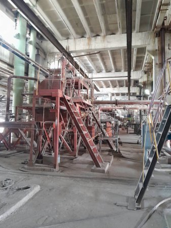 Foto de Equipos, tuberías y máquinas eléctricas en el interior de una moderna central eléctrica industrial - Imagen libre de derechos