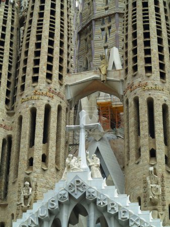 Foto de Barcelona, España - 05.07.2023: Detalle de la fachada de la Sagrada Familia, catedral diseñada por Gaudí, que se construye desde el 19 de marzo de 1882 con donaciones de personas - Imagen libre de derechos