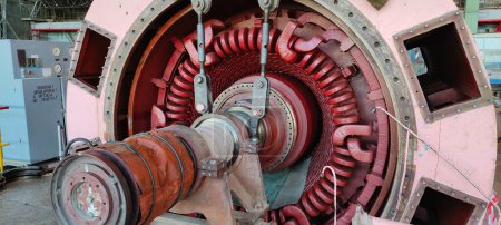 Foto de Generador de energía de la turbina de vapor industrial durante el proceso de reparación en una central eléctrica térmica - Imagen libre de derechos