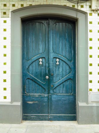 Foto de Una antigua envejecida elegante puerta colorida de madera vieja - Imagen libre de derechos