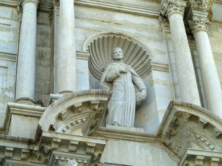 Foto de Detalles arquitectónicos de la fachada medieval de la catedral de Santa María de la ciudad de Gerona, España - Imagen libre de derechos