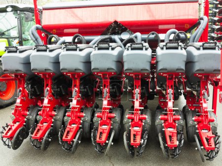 Foto de Nuevo equipo de sembradora agrícola roja, maquinaria para trabajos de primavera - Imagen libre de derechos