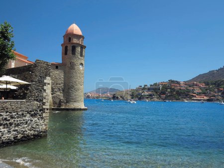 Foto de Collioure - Francia - 08.07.2023: Torre de Collioure, pequeña ciudad en el sur de Francia, en las estribaciones de los Pirineos, situada en la costa de Vermeille, el último tramo de la costa de Rousillon antes de la frontera española - Imagen libre de derechos