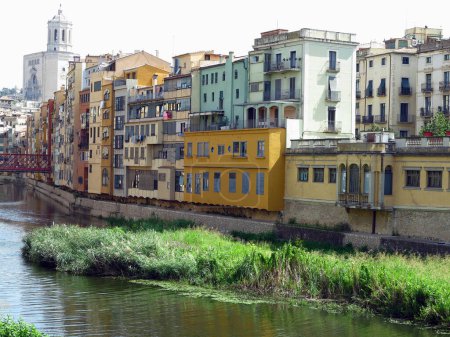 Foto de Girona, España - 8 de julio de 2023: Vistas de la antigua ciudad medieval de Girona. - Imagen libre de derechos