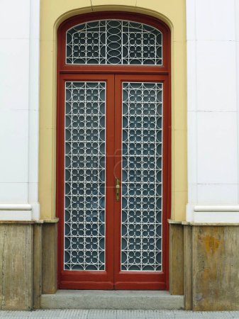 Foto de Una antigua envejecida elegante puerta colorida de madera vieja - Imagen libre de derechos