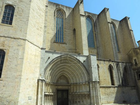 Foto de Girona, España, 8 de julio de 2023: Fachada principal de la catedral de Girona y primer plano de estilo gótico Catedral medieval de Santa María en el casco antiguo de Girona - Imagen libre de derechos