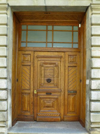 Foto de Una vieja puerta medieval envejecida elegante marrón de madera - Imagen libre de derechos