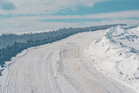Foto de Camino cubierto de nieve en la montaña de Zlatibor, situación de condición de carretera de invierno vacía, enfoque selectivo - Imagen libre de derechos