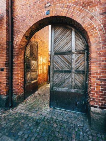 Foto de Antigua puerta de madera con arco de ladrillo en Halmstad, Suecia - Imagen libre de derechos
