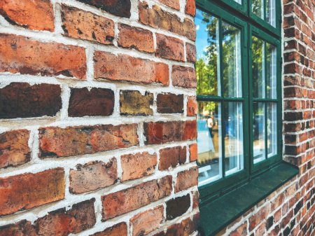 Téléchargez les photos : Style architectural scandinave motif de briques avec fenêtre en bois, texture d'un mur de briques en perspective. Concentration sélective. - en image libre de droit