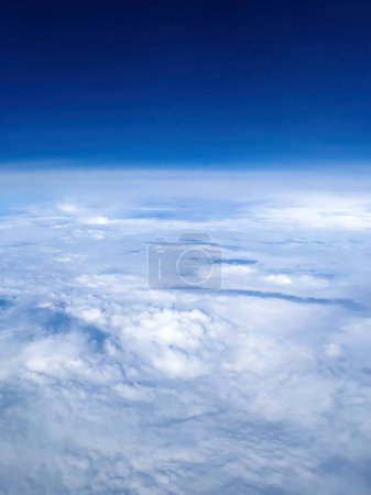 Téléchargez les photos : Vue aérienne du paysage nuageux de l'avion pov sur une journée ensoleillée d'été - en image libre de droit