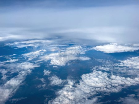 Téléchargez les photos : Vue aérienne du paysage nuageux de l'avion pov sur une journée ensoleillée d'été - en image libre de droit
