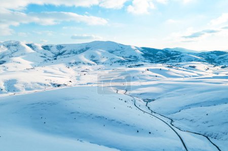 Téléchargez les photos : Vue aérienne de magnifiques montagnes et collines enneigées paysage hivernal de Zlatibor, célèbre destination de voyage en Serbie - en image libre de droit
