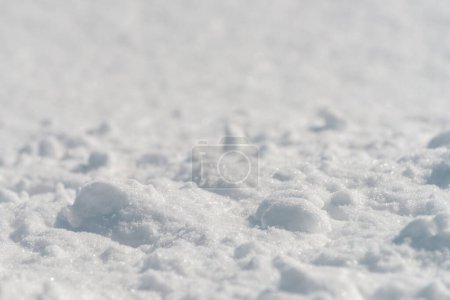 Foto de Nieve blanca pura en invierno como fondo, vista de ángulo bajo - Imagen libre de derechos