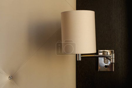 Téléchargez les photos : Lampe de chevet dans la chambre d'hôtel montée sur le mur, mise au point sélective - en image libre de droit