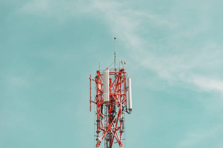Téléchargez les photos : Tour de télécommunication contre le ciel bleu, équipement de technologie de communication - en image libre de droit