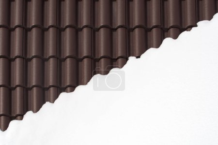 Téléchargez les photos : Snow on the house roof, abstract winter season background with roof tile pattern and clean white snowy heap as copy space - en image libre de droit