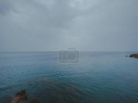 Téléchargez les photos : Depressing dark and gloomy seascape before the rainstorm - en image libre de droit