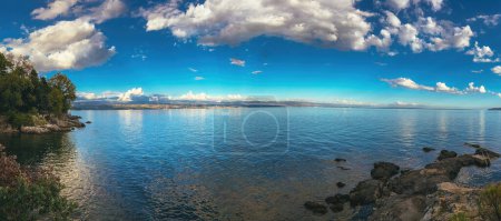 Téléchargez les photos : Lovran coastline, panoramic image of beautiful landscape in Kvarner gulf of Adriatic sea in Croatia - en image libre de droit