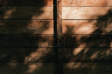 Téléchargez les photos : Old wooden wall with shadow and light pattern as background - en image libre de droit