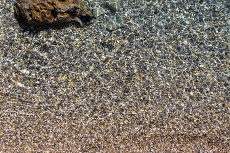 Téléchargez les photos : Pebbles in the sea as natural background, top view - en image libre de droit