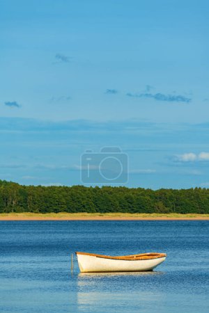 Foto de Barco de pesca vacío amarrado con motor en el mar de Kattegat en Halmstad, Suecia. Enfoque selectivo. - Imagen libre de derechos