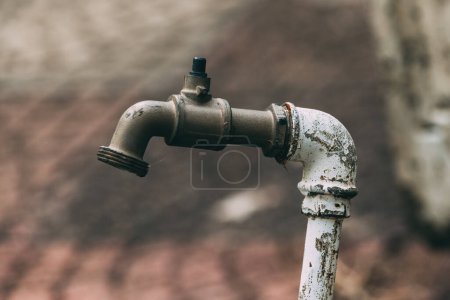 Téléchargez les photos : Old water faucet in back yard, selective focus - en image libre de droit