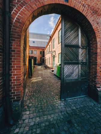 Foto de Antigua puerta de madera con arco de ladrillo en Halmstad, Suecia - Imagen libre de derechos