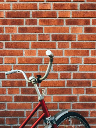 Foto de Manillar de bicicletas apoyado en una pared de ladrillo en Halmstad, Suecia. Enfoque selectivo. - Imagen libre de derechos