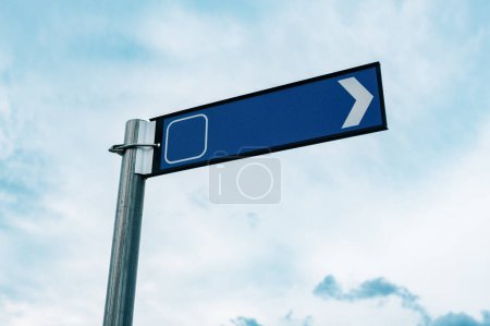 Téléchargez les photos : Panneau de guidage directionnel avec flèche pointant vers la droite, mise au point sélective - en image libre de droit