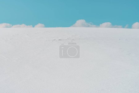 Téléchargez les photos : Nuages blancs au ciel derrière la colline enneigée en hiver à Zlatibor, Serbie - en image libre de droit