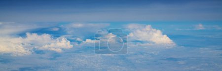 Foto de Nubes de cúmulos blancos vistas desde el avión de pasajeros en el soleado día de verano, vista aérea - Imagen libre de derechos