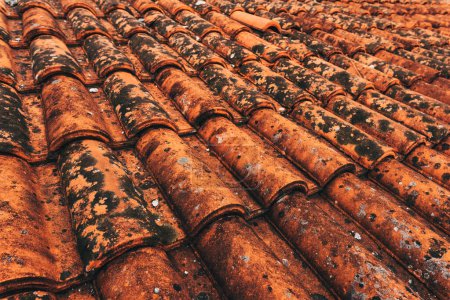 Foto de Antiguo patrón de tejas de terracota rústica como fondo, detalle arquitectónico de Lovran, Croacia - Imagen libre de derechos