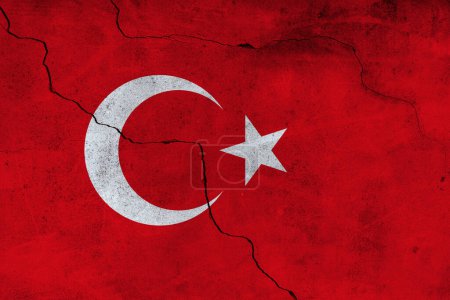 Téléchargez les photos : Turkish flag overlaying texture of cracked wall after earthquake, conceptual image - en image libre de droit