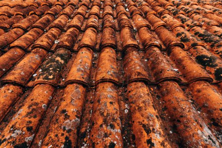 Téléchargez les photos : Vieux motif rustique de tuiles de toit en terre cuite comme fond, détail architectural de Lovran, Croatie - en image libre de droit