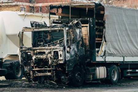 Téléchargez les photos : Semi-camion englouti par les flammes du feu après un accident de la circulation est brûlé et endommagé, foyer sélectif - en image libre de droit