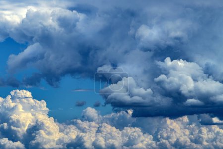 Téléchargez les photos : Cumulus nuages coulant à travers le ciel d'été comme fond naturel - en image libre de droit