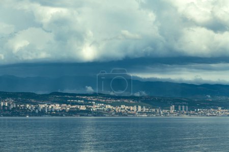 Téléchargez les photos : Ville croate de Rijeka dans le golfe du Kvarner de la mer Adriatique avant la tempête de pluie soudaine en été - en image libre de droit