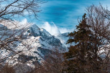 Téléchargez les photos : Sommets enneigés des Alpes juliennes en Slovénie en hiver, orientation sélective - en image libre de droit