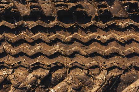 Téléchargez les photos : Traces de pneus tracteur agricole dans le sol de la route de terre, vue de dessus - en image libre de droit