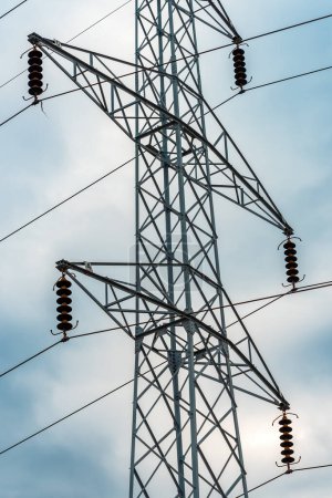 Foto de Concepto de crisis energética, pilón de electricidad con cables de línea de energía aérea contra el cielo nublado dramático, enfoque selectivo - Imagen libre de derechos