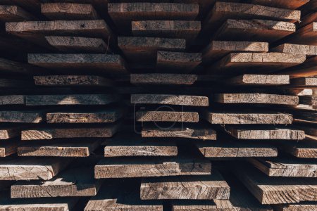 Foto de Pila de tablones de madera material de construcción de madera aserrada sólida como fondo - Imagen libre de derechos