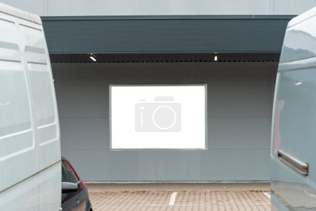 Téléchargez les photos : Panneau publicitaire blanc blanc blanc maquette sur le mur extérieur du supermarché comme espace de copie - en image libre de droit