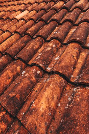 Foto de Old rustic terracotta roof tiles pattern as background, architectural detail from Lovran, Croatia - Imagen libre de derechos
