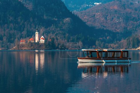 Téléchargez les photos : Bled, Slovénie - 22 février 2023 : Bateau de tourisme sur le lac de Bled, célèbre station touristique en Slovénie - en image libre de droit