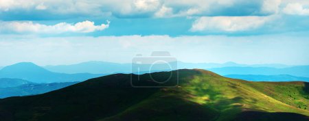 Téléchargez les photos : Paysage de montagne vert Zlatibor avec de beaux nuages en arrière-plan, image panoramique - en image libre de droit