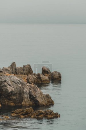 Téléchargez les photos : Kvarner golfe de la mer Adriatique rivage rocheux avec de l'eau de mer comme espace de copie - en image libre de droit